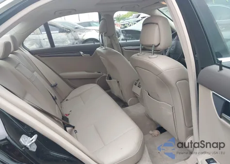 2010 Mercedes-Benz C 300 z USA, uszkodzony, nr VIN WDDGF8BB9AF454536